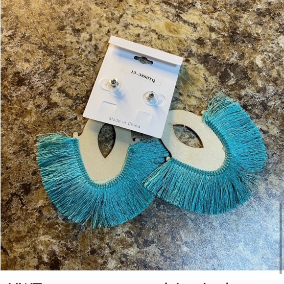 NWT statement, peacock inspired fashion earrings - Picture 5 of 10